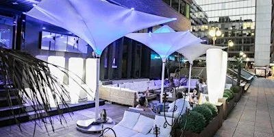 White party con invitación a catering y regalos